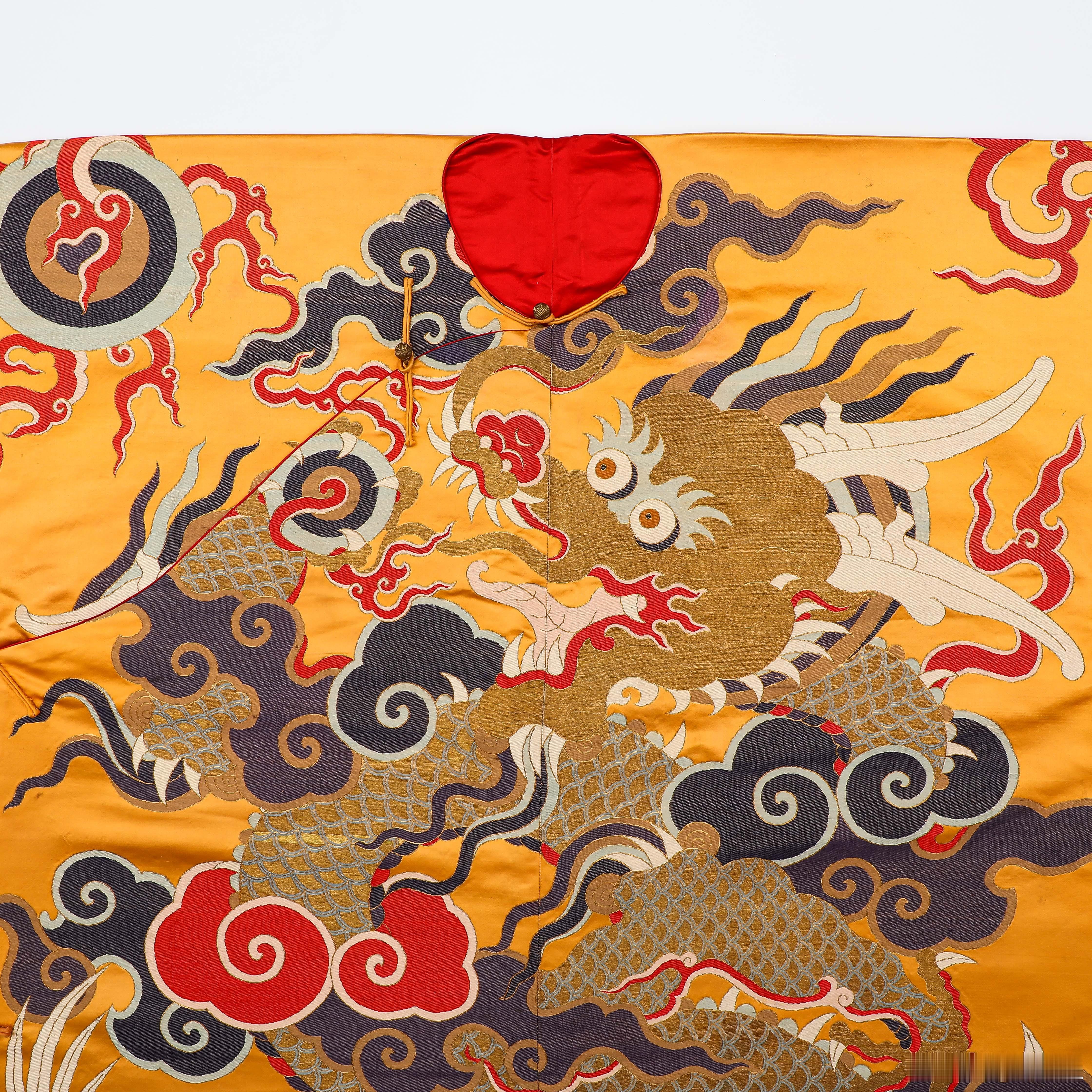 清·明黄妆花龙纹藏袍好带劲儿的大龙，内里红色，平铺时像一轮红日，也像一颗宝珠，有种云托日、龙戏珠的意境