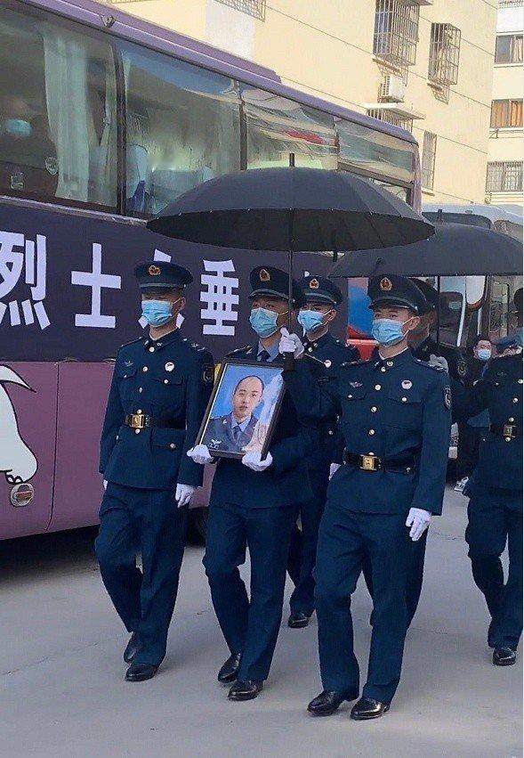 空军特级试飞员徐文，为了不使飞机伤害老百姓，错过了逃生的最佳时间，壮烈牺牲，时年仅29岁。[伤心] 
大家请记住飞行员英雄的名字：徐文 ​​​