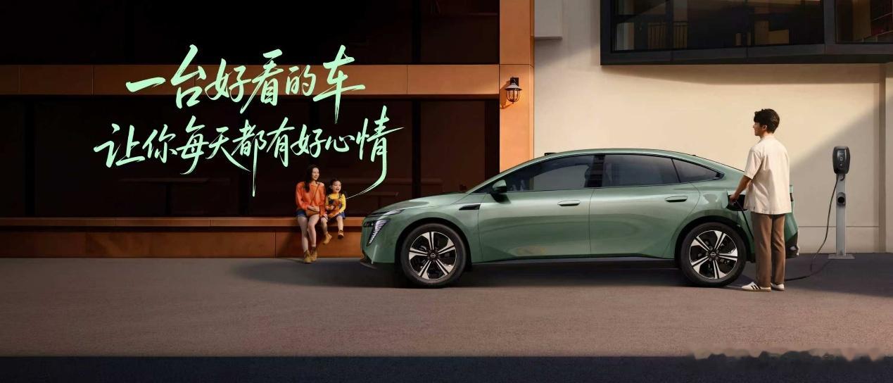 讲句实在的，10.99万起的东风日产新N7有点东西，性价比至上啊，12W级别直接给你干上激光雷达，还是无框轿跑的颜值。
 
日产祖传大沙发，这不用说了吧，这次发布会在沙发床，太对味了[doge] 四座通风加热按摩，AI零压云毯座椅，还有黑骑士版可以选，运动包围，黑内饰，e‑Damper电控减震+大师音响。
 
 ​