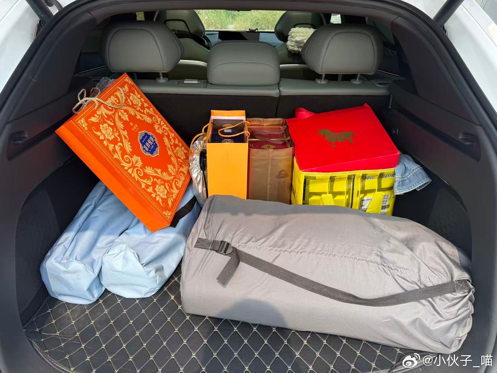 秋风慢慢吹凉了张掖的早晚，恰逢中秋，我和爱人商量，开着家里的深蓝S07回一趟老家。回家后闲着无聊和老婆一拍即合计划去往马蹄寺走走，躲开平日里琐碎忙碌的生活，沉浸式感受河西走廊独有的秋日风光。

作为定居外地、平日里压力不小的打工人，平时难得抽出完整的闲暇时间。出门之前，我们往后备箱塞 ​