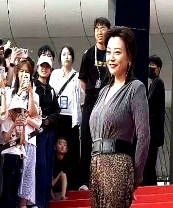 全网拿放大镜嘲笑她的生图腰围，她却裹着皮衣把差点流产的戏拽进了东京电影节。

郝蕾连个声明都懒得发，直接踩上红毯甩出新片。这戏拍到一半金主撤资跑路，剧组马上就散伙。她自己站出来扛下监制死咬着牙，硬把电影送去世界首映。

天天盯着女演员的腰围指指点点，人家兜里揣着的可是能掀翻桌子的硬通货。这内娱，到底