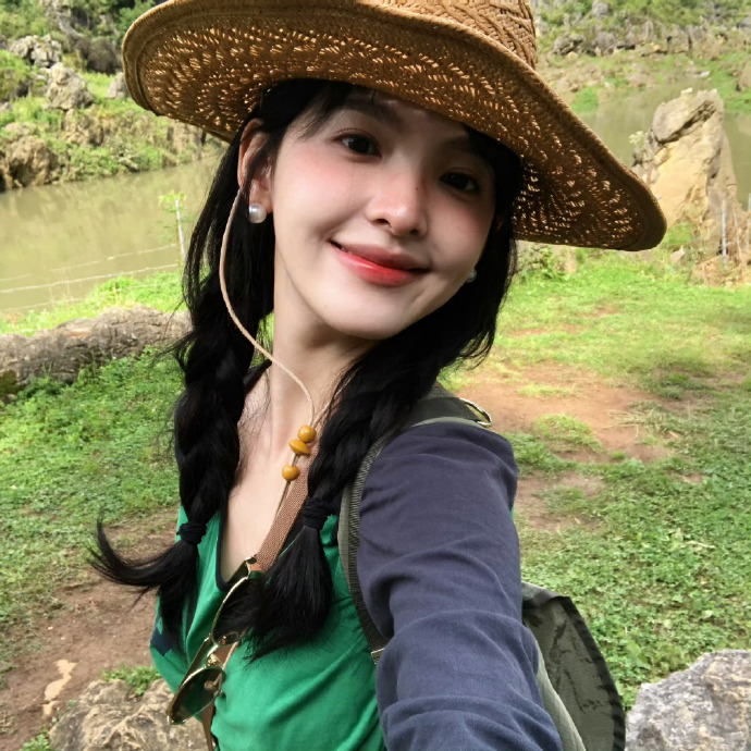 章若楠的Ins日常照又出圈了。一组贵州徒步随拍，草帽、麻花辫、雨靴踩在泥地里，十天点赞破百万，创了她个人纪录。
但有意思的是对比——她团队精心拍的精修大片，反响反而平平。观众更喜欢的是这些“随手一拍”的生活碎片：首尔街头闲逛、山野里被风吹乱的头发、吃路边摊时被抓拍的瞬间。
这说明一件事：大家厌倦了完