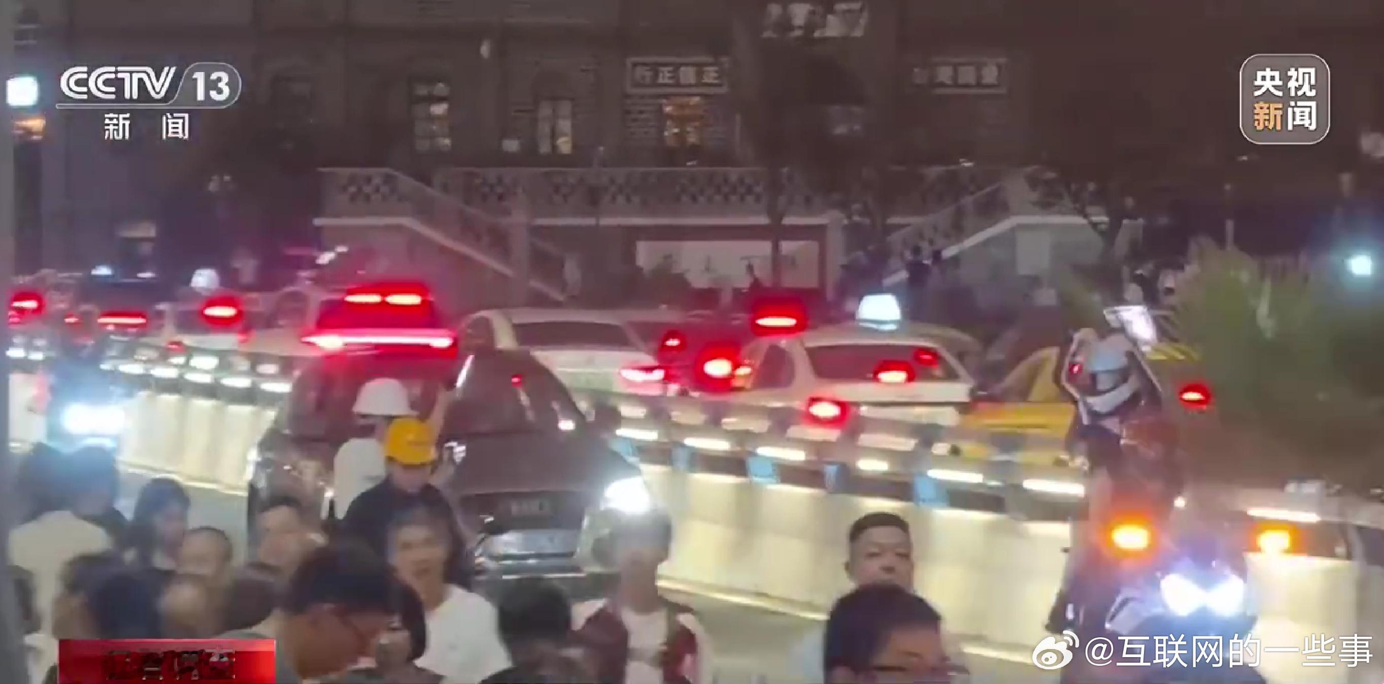 重庆这个摩托 “落地签” 最近火出圈，不少游客就冲着夜景大片花钱打卡。

可商拍摩托扎堆马路，骑手单手开车，后座人张开胳膊摆姿势，跟拍车也腾出手拍视频，车子还在车道来回蛇形走位。

道路不是摄影棚，现在交管也开始严查这类违法行为。真想体验，就选划定的安全区域，戴好护具，规规矩矩拍，别在 ​