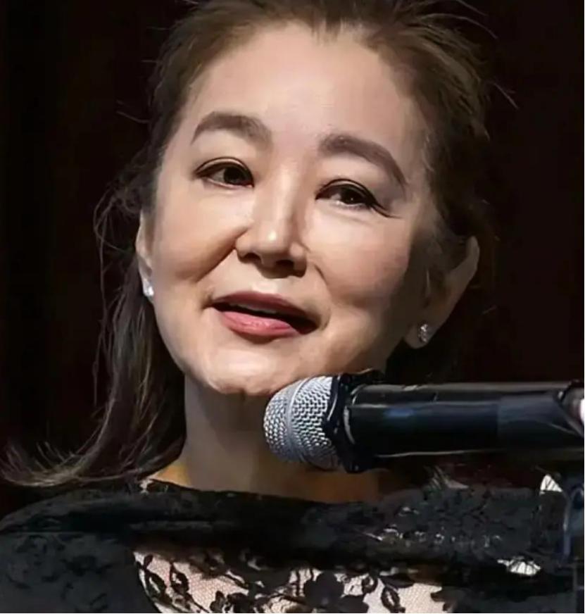 美人自古如名将，不许人间见白头。
林青霞71岁了，她出席施南生追思会时，看得出来明显地老了。

我有时候会想，比如她，比如王祖贤，比如李嘉欣，比如黎姿等等，她们能够接受自己的老去吗？因为你曾经是一个万众嘱目的、风华绝代的美女，老了，意味着变丑，至少在容颜上是这样。

在诗人的笔下，美人 ​