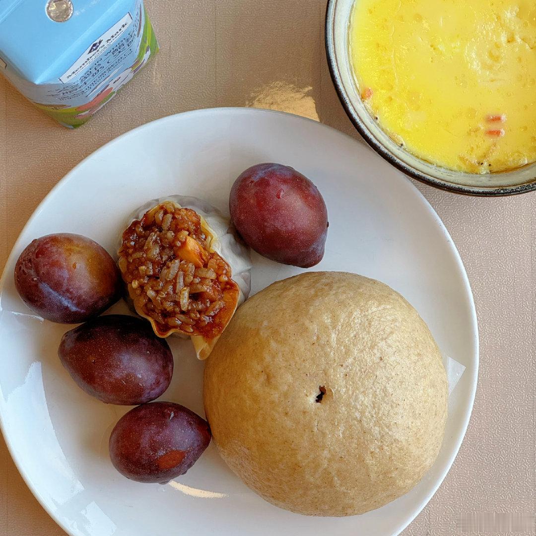 #美食生活[超话]# 今日份小学生早餐：烧麦+全麦馒头+蒸鸡蛋+西梅

最近西梅价格低、甜度高，便宜又好吃，果断安排进小学生早餐！但切记不要一次吃太多，要不然容易跑厕所😅

#罗永浩名下有多条股权冻结信息#被冻结股权数额合计超1亿元，名下关联34家企业#早餐# ​