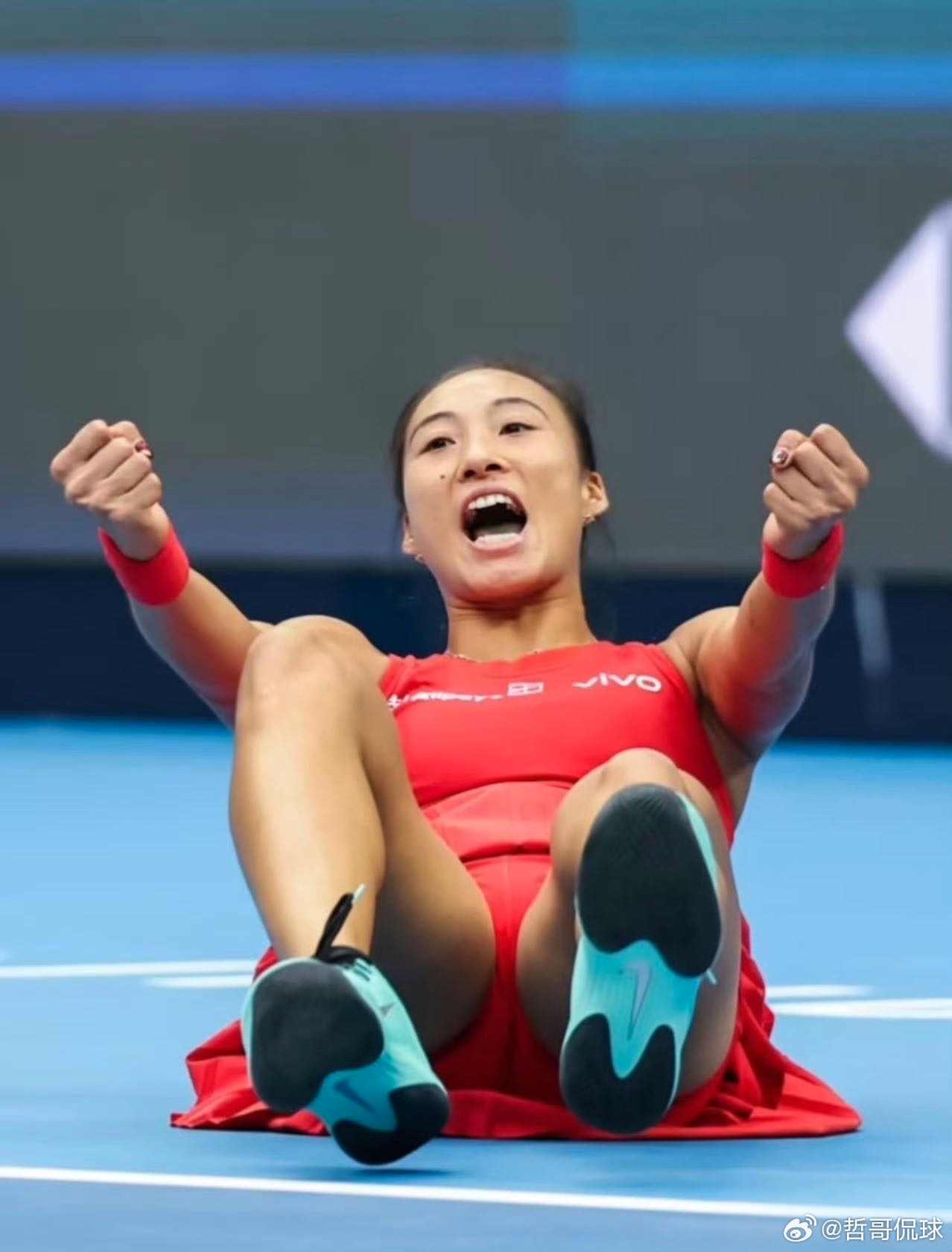 🙅♀️争议！媒体选用郑钦文夺冠低俗特写照引发网友不满媒体选用郑钦文低俗特写照引发不满中网决赛郑钦文拿下冠军，成为中网20年首位本土女单冠军，本是历史性荣耀时刻夺冠倒地庆祝瞬间，转播给到低位机位特写，部分媒体报道直接选用这张看不到面部、只截取身体局部的图片，大批观众表示生理不适大家认为，冠军时刻，镜头该对准运动员的情绪、汗水与胜利的喜悦，而不是做身体凝视欧洲广播联盟拍摄准则也明确：体育镜头优先服务竞技，规避无意义的身体局部特写