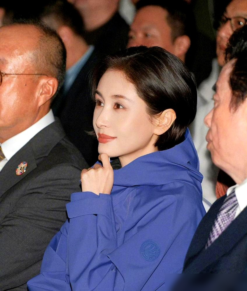 曲筱绡压根没回来，王子文自曝比关关还怂。
沈阳街头她短发一亮相，全网都在喊曲筱绡回来了。她亲口说，我没她勇敢，也没她那么自我，看到爱的人不会主动出击。
那角色大胆自信、敢爱敢恨，见谁怼谁。她本人普通家庭出身，性格谨慎，那点精明说白了是保护色。
连短发都是导演硬改的，小说里本是长发妖袅，怕太心机