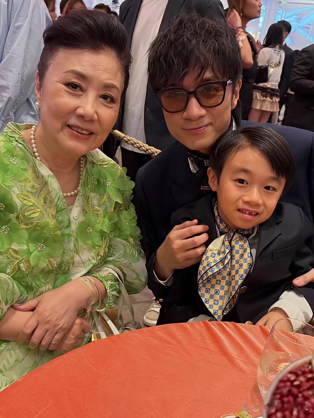 天王嫂方媛现身澳门，参加奚梦瑶答谢宴！不得不说，她也是彻底挤进港澳上流精英圈了，她应该和赌王家没有交集，她既不是四太梁安琪的朋友，也不是奚梦瑶何猷君的朋友，估计还是因为她老公郭富城的关系被邀请的！这场盛会，港澳有头有脸的人物几乎都去了，汪明荃、甘比、名媛贵妇谢玲玲、古巨基、霍汶希 ​