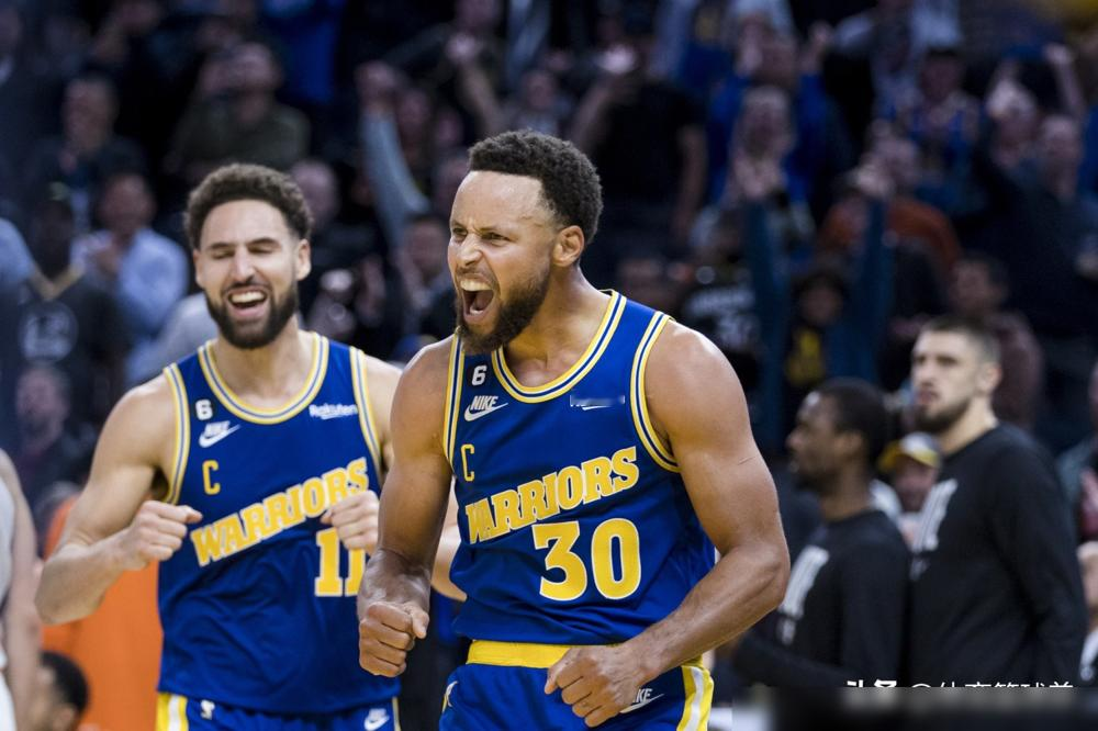 6260万美元。
38岁，NBA年薪第一。
勇士管理层给这个赛季的定性，就三个字：过渡年。
说白了，不争了。
队里30岁往上的，七个。库里38，格林36，巴特勒36，霍福德40。
科尔手里这把牌，老得能闻到樟脑味。
巴特勒膝伤回不来。首发直接塞两个毛头小子进去。一个23岁，一个今年11号