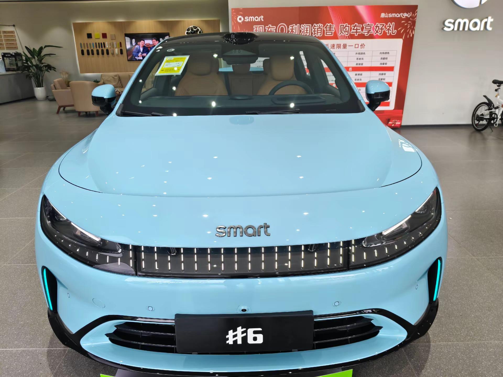 20万小众混动轿车｜不作街车🚗。如果你的需求：混动、轿车、要运动、不想开街车。smart精灵6可以纳入备选。✅掀背无框车门+电动尾翼，外观辨识度拉满✅3挡DHT插混，馈电油耗低，长续航纯电285km，长途无焦虑✅奔驰调校底盘，高配FSD，操控质感在线✅全系激光雷达，内饰是熟悉的smart精致感但！