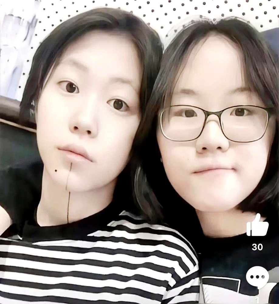窦唯的小女儿没进娱乐圈，跑去酒吧摇起了调酒器。

窦佳嫄放弃唱歌，自己租房当打工人。同父异母的姐姐窦靖童没砸钱铺路，也没找关系塞人。

她只是隔三差五推开酒吧门，坐在吧台前，点一杯妹妹调的酒，喝完就走，连张合影都不拍。

当年两人硬着头皮喝下午茶，足足尴尬了两年。如今一个顶着天后光环，一个过着普通日