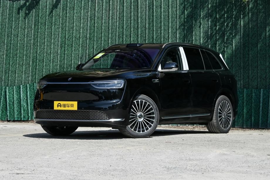 新手的第一台车，问界M7和启境GX7都给足信心
新手司机最怕什么？变道被加塞，侧方停不进去，环岛转错出口。第一台车如果处处和驾校的车较劲，练车的心情就先崩了一半。
问界M7的智驾以稳著称。华为乾崑智驾ADS 5高阶版，高速领航、城区跟车这些高频场景打磨得成熟，变道果断、跟车距离控制得自然，新手敢放心