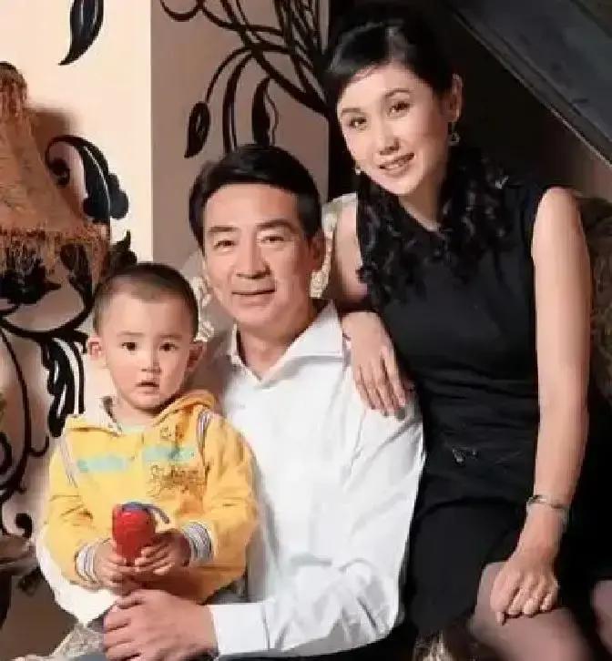 49岁的寇振海向演员李婷表白，没想到，李婷拒绝的说：寇老师，你比我大，就算我接受你，我爸妈也接受不了！可寇振海却没有放弃，只是坚定地说道：“我会排除一切阻碍的。”
李婷的拒绝，是说给寇振海听，也是说给自己听。25岁的年纪差距，在当时的世俗眼光里，是一道几乎无法跨越的鸿沟。她以为这场告白会像剧组里许多