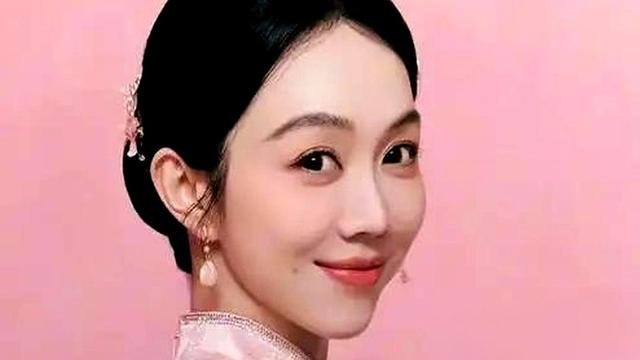 姜妍二婚嫁了个年薪五十万的银行行长，全网没人骂她拜金，反倒一片叫好。
当年跟朱雨辰那段，她活得像个保姆，做饭洗衣全包，还被男方家里挑剔得一文不值。分手后她没哭没闹，转头干妈宋丹丹牵线，认识个圈外男人，低调领证。
行长老公不帅，但稳，年薪五十万，家里事不用她操心。她把旧厂房改成工作室，接戏只看喜不