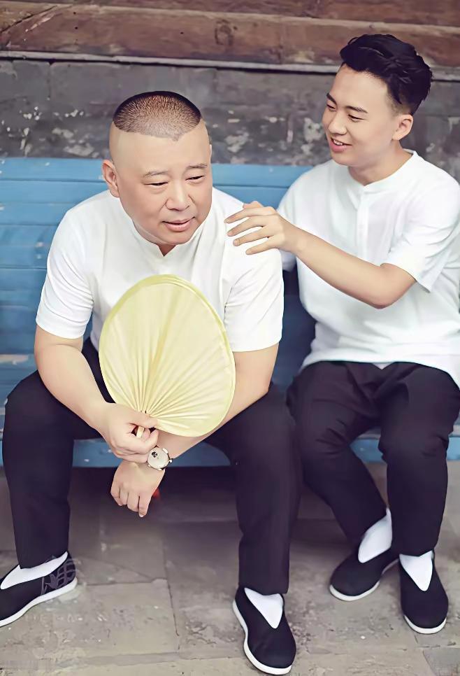 郭德纲又把彩礼推上了新高度！
据传闻，郭德纲给儿子郭麒麟准备的聘礼是，北京的三套四合院，2.6亿起步。
而且不娶说相声的，直接断了少班主夫人赵芸一的上位之路。
只能说是，老郭太有钱了！而且想孙子想疯了！
只是可怜赵芸一，以后还怎么拿少班主夫人说事啊？
同时也坑了无数未婚少男，以后娶媳妇， ​