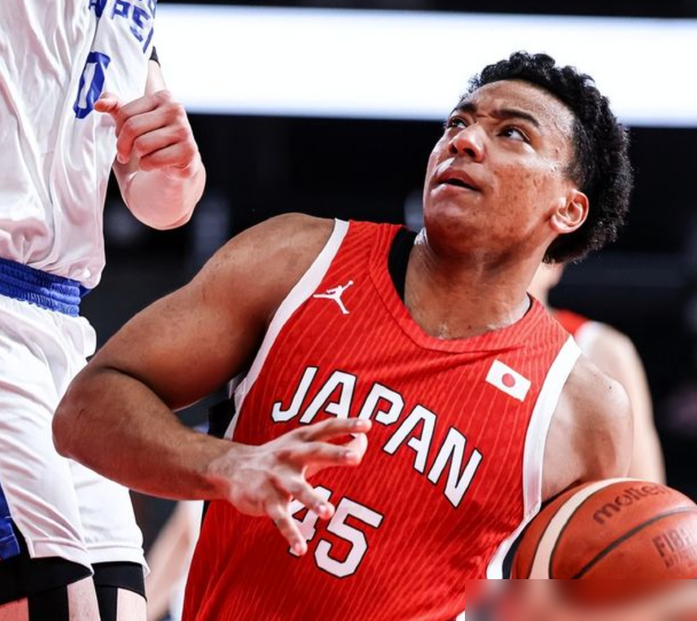 20分惨败，对面居然是一帮大学生和二队混子。日本男篮连八村塁、河村勇辉都没上，少四个绝对主力，照样把咱们按在地上摩擦。最扎心的是，人家全场就一个正儿八经的归化，34岁老中锋，剩下全是出生就揣着日本护照的混血娃，从小在B联赛泡大的。
杨毅说得够直白：咱还在打上个时代的球，阵地战一板一眼，人家早切到现