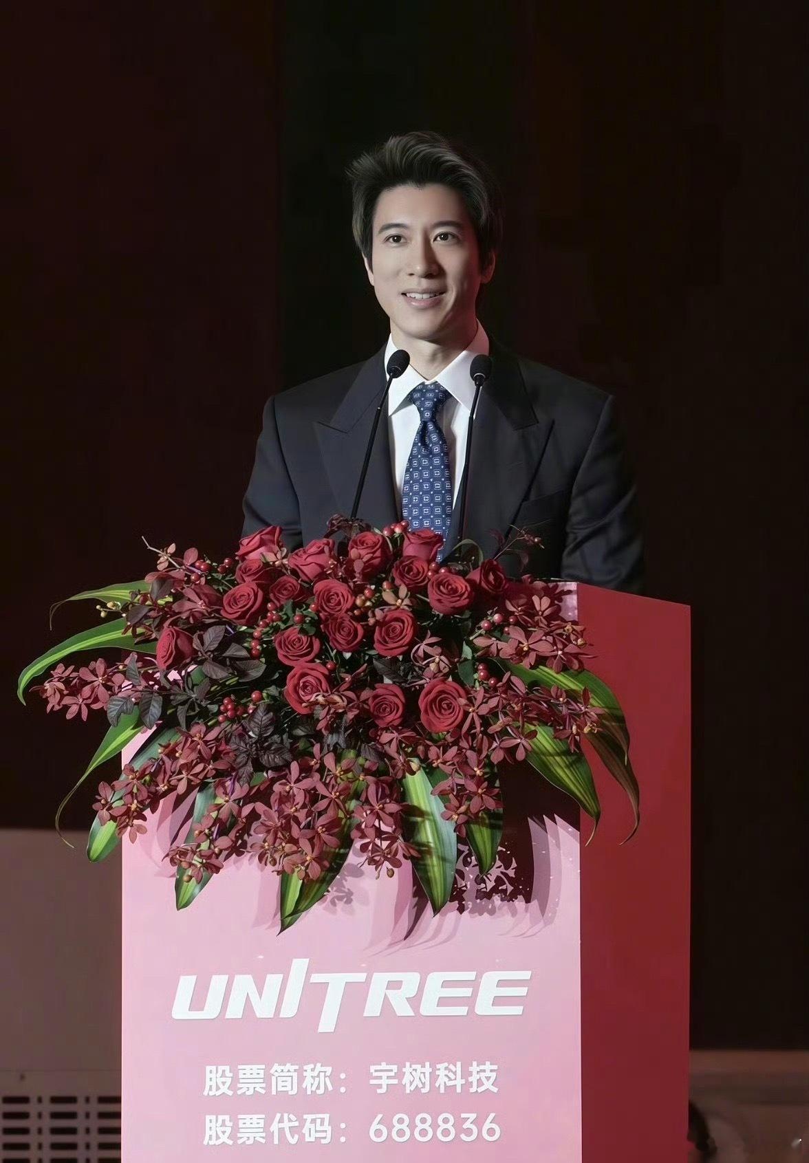#王力宏称宇树团队通宵改代码救场#
宇树上市午宴上王力宏的这段分享，剥开了人形机器人出圈舞台光鲜的另一面：炫酷的机器人群舞，背后是大量没先例、临场救火的工程现实。

成都演唱会那一场全球瞩目的人形机器人伴舞，并不是实验室调试完毕就万事大吉。彩排暴露出致命bug：单独跳舞没问题，动作收手之 ​