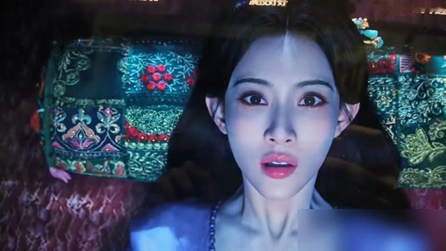 孟子义这张脸，快被古偶妆造流水线焊死了。
高颅顶，大红唇，冷白皮，三部戏切一起能玩消消乐。《尚公主》开播5集，预约580万，热度是有了，可弹幕一半在问“这是不是上一部那个角色？”
说白了，观众记住的是妆，不是人。
翻她存货更明显。《将门独后》搭王鹤棣，《一手摘星》演失忆公主，全是古装大女主。唯