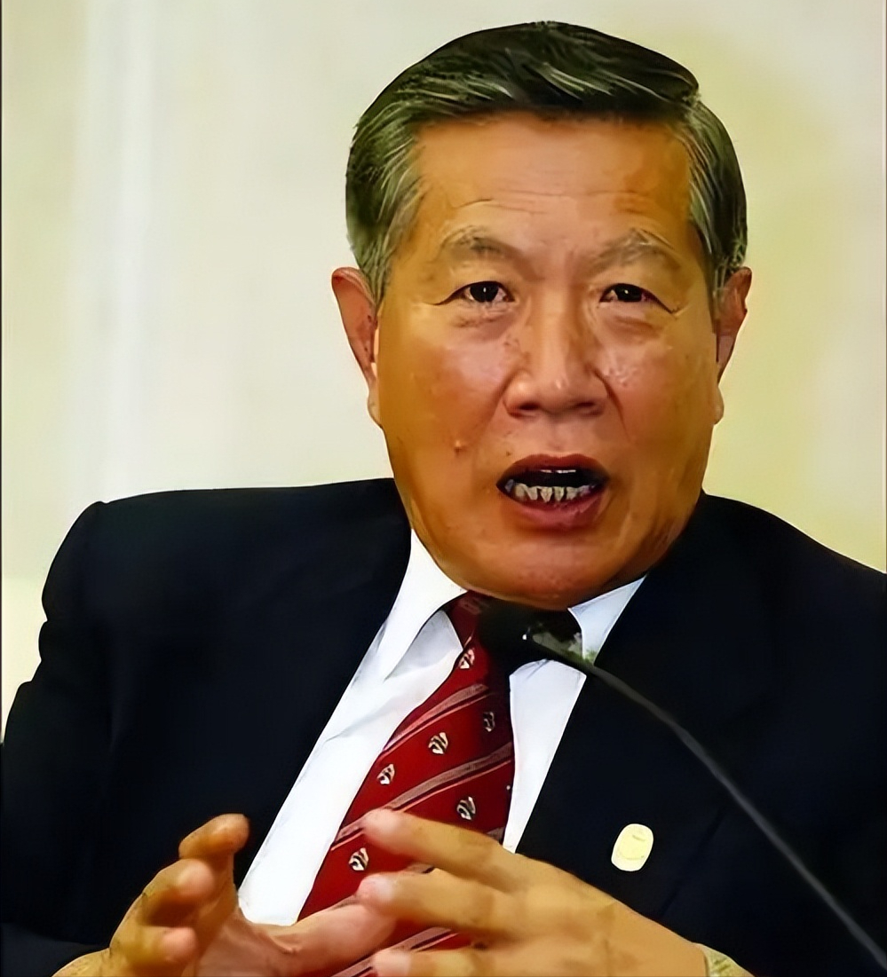 神探李昌钰的骨灰一分为二，不是遗产分割，是两段婚姻各自认领了一半。

扬州这一半，蒋霞萍买的是双穴墓，等她百年之后合葬；美国那一半，交给亲生子女，或回到前妻宋妙娟身边。

陪了56年的发妻和晚年把他拽出泥潭的第二任，他谁都没有否定。

把“骨灰一分为二”读成两段婚姻各认领一半，是一种很顺嘴但很偷懒的