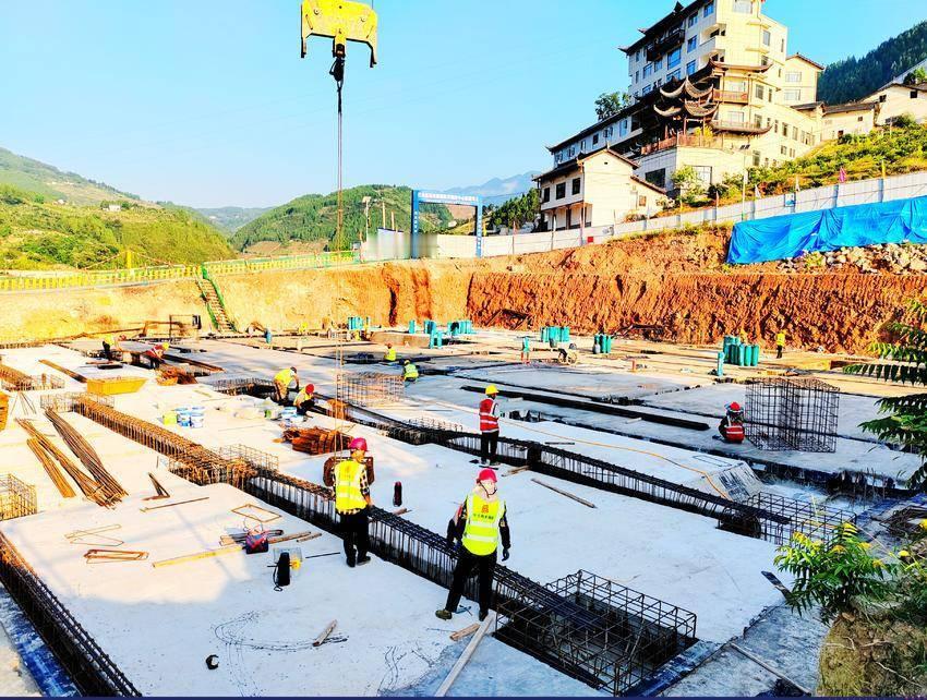 8月25日，巴东县巫峡旅游教育接待中心项目施工现场机器轰鸣、塔吊起落...