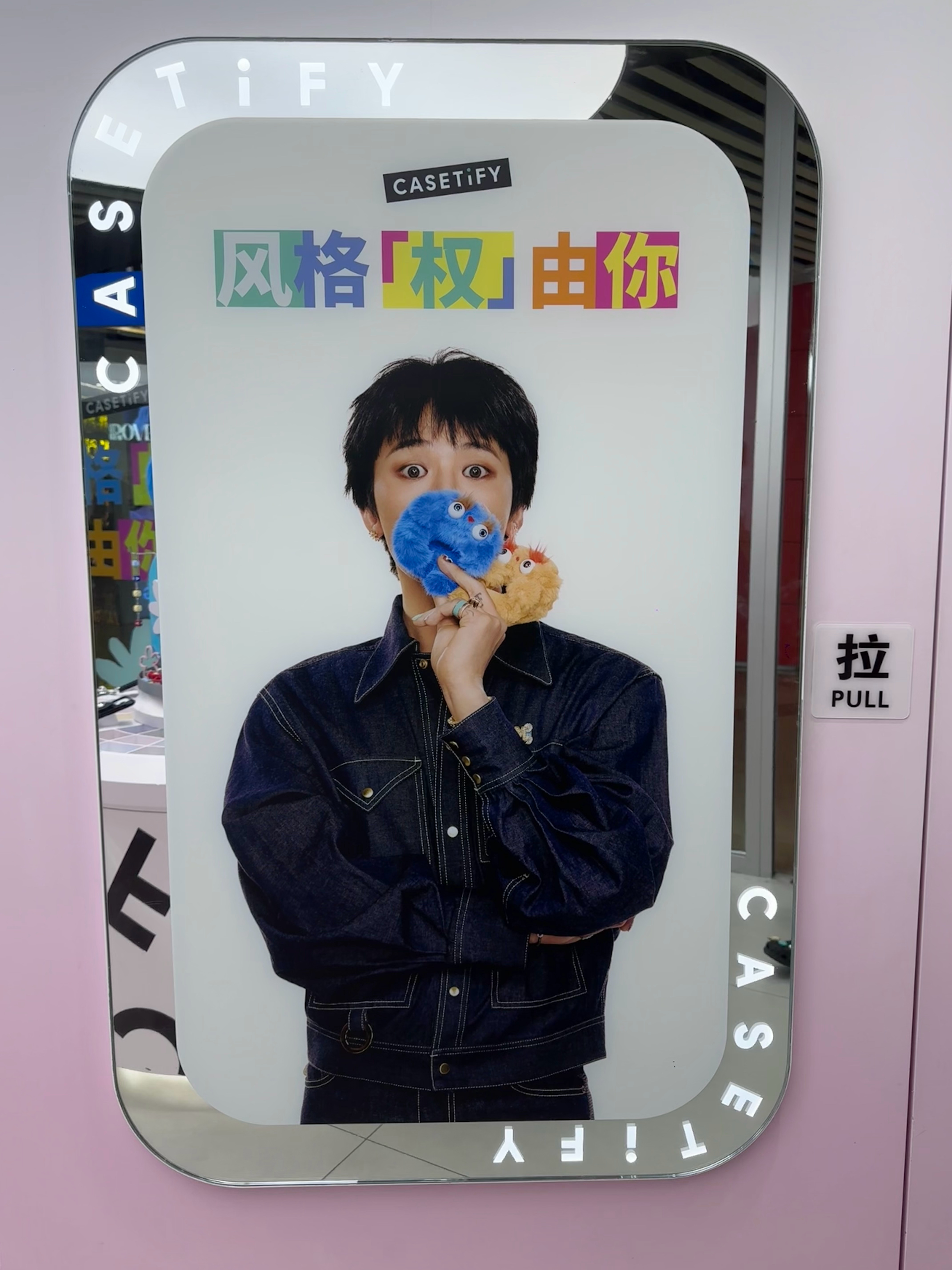 以往的8月是红色，醒目且炙热，今年的8月是彩色，因为见了欧巴，整个世界都变得光彩夺目，和他呼吸在同一片天空下的空气都是甜的。是含龙量最足的生日月[么么哒] 跑了CASETiFY门店，线上线下我都买不到一个G挂件

这个月看了很喜欢的电影《奥德赛》《欢迎来龙餐馆》，加上《年会不能停！2》，构成了暑 ​