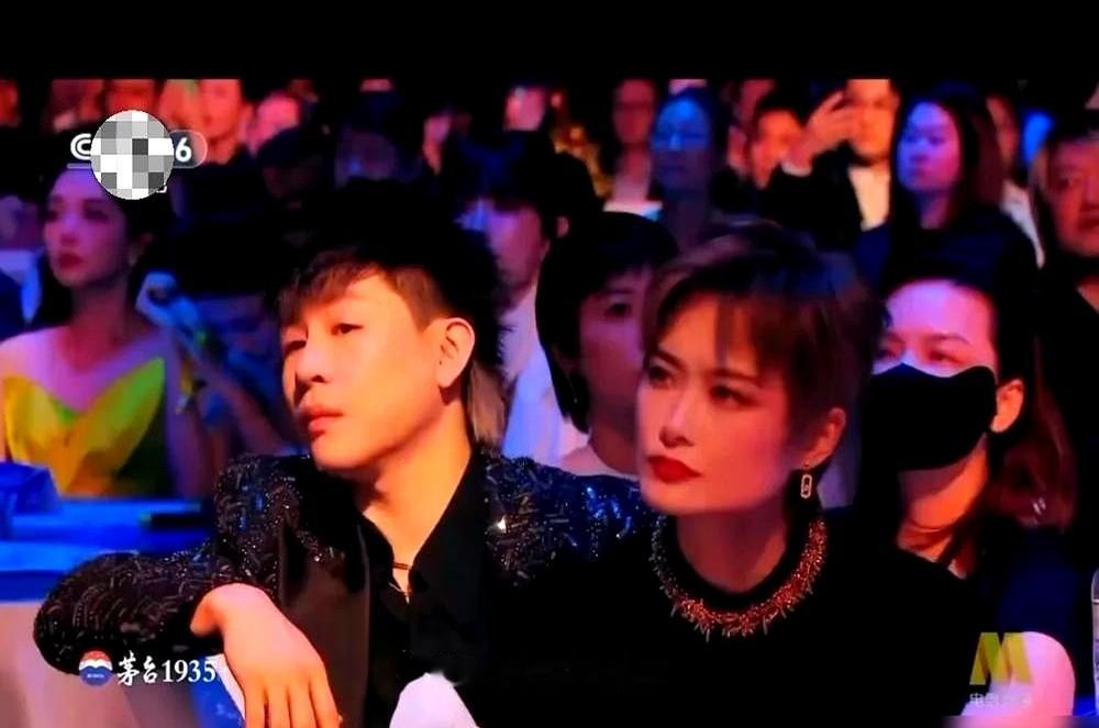 胡彦斌和李宇春台下全程冷脸，网友神调侃：这俩表情凝重得像“来收购晚会的”。

镜头扫过，两人绷着脸，眼神直勾勾盯着舞台，满脸写着不好惹。结果胡彦斌转头一上台，直接全开麦飙了一首《月光》，稳得一批。

这哪是摆臭脸？这就是音乐人骨子里对舞台较真的劲儿。

能唱能写还死磕业务，这种人看着像刺头，其实最好