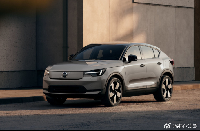 沃尔沃40系列整体焕新，XC40、EX40、EC40三台主力车型同步升级。

 安全：硬件与功能双升级

安全是沃尔沃的保留项目。这次升级了传感器平台（新增雷达、摄像头等），带来了几个实用的新功能：

· 开门预警：开门时若后方有自行车或车辆接近，会发出警报，防止“开门杀”。
· Pilot Assist 增强：选装 ​