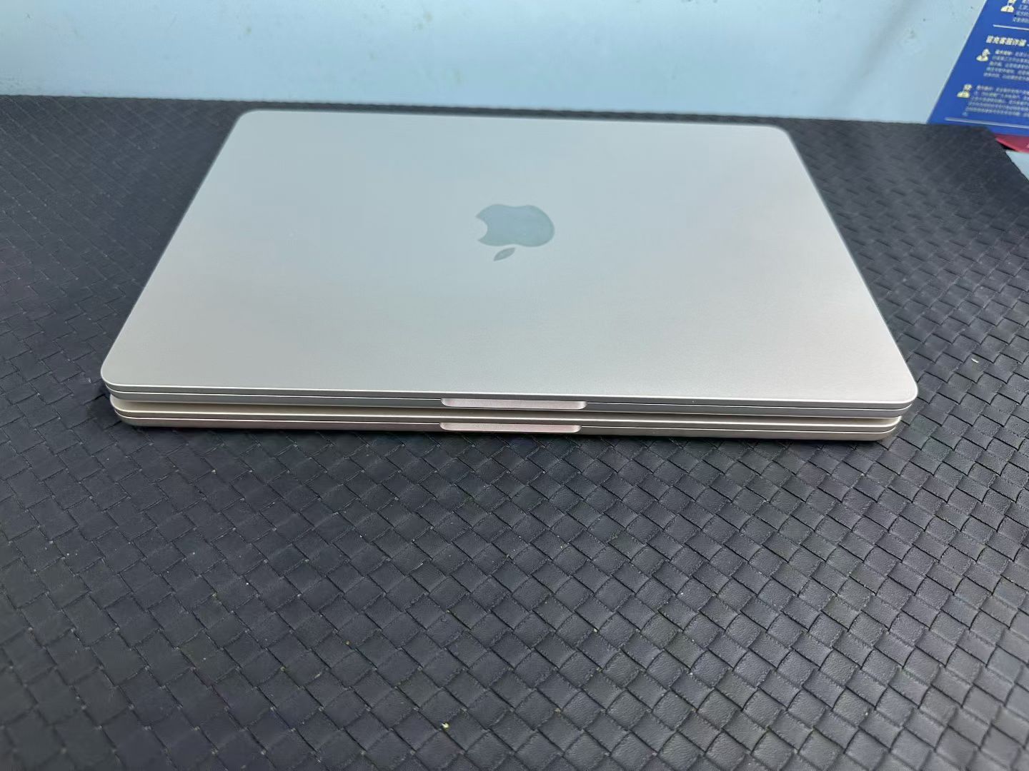【豆花数码】
MacBook Air 13寸（M4）
配置：M4（10核+8核）+ 16G + 256G
成色95新（电池循环19-34次）
都还在保修
- 银色／星光色：5999 ​