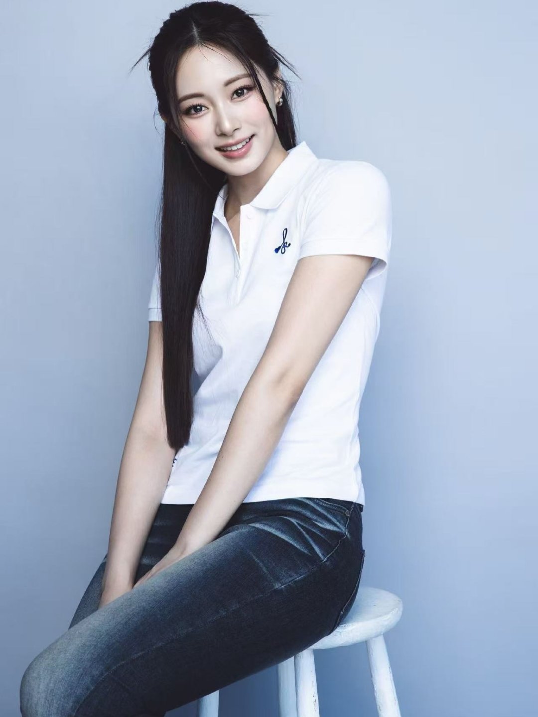对周子瑜这张公式照已经没有什么其他的感叹词了，只有一句：妈妈 ​