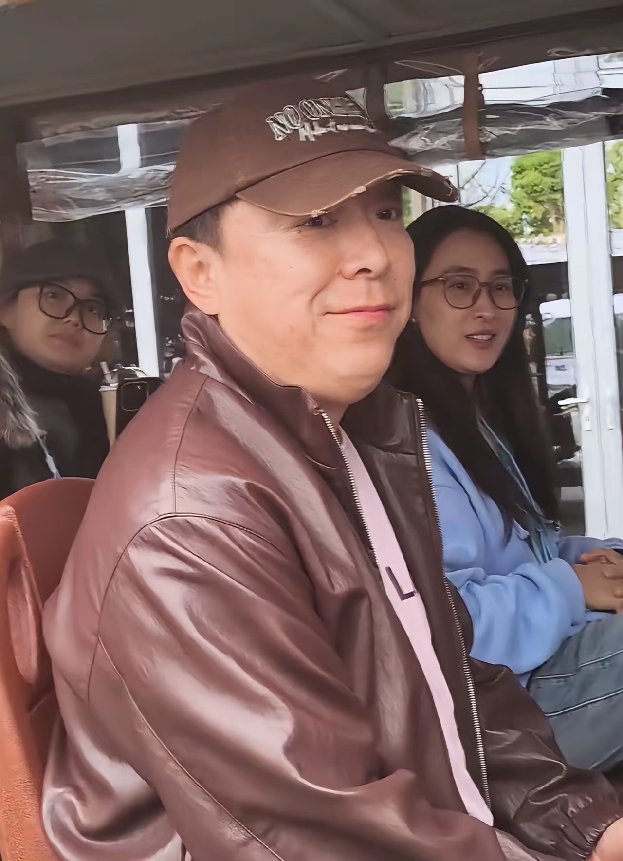 52岁黄渤和好友马苏现身乌镇戏剧节，二人在西栅市集低调闲逛，黄渤身穿棕色皮衣、浅色牛仔裤，手里拿着饮品，状态好悠闲，45岁马苏穿蓝色连帽卫衣，长发随意披散，头顶护目镜，又美又飒，皮肤紧致，看起来很年轻。私下里两人对戏剧都很感兴趣，此次参加活动，也是为了积累表演经验，提升自己。