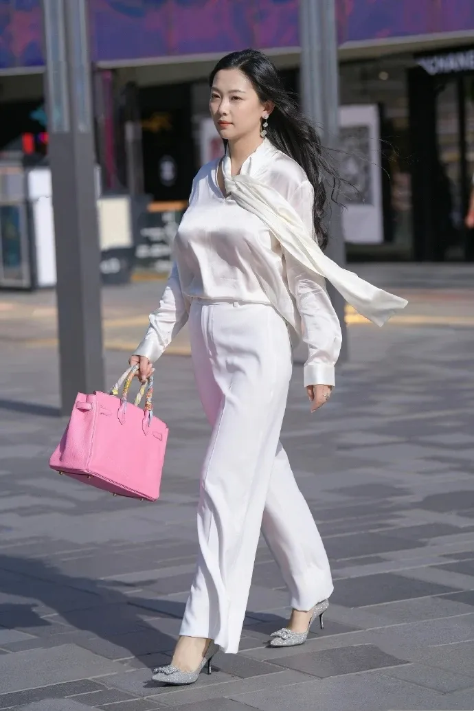 街拍优雅白衣搭配粉包小姐姐，都市丽人风采，气质十足凹凸有致