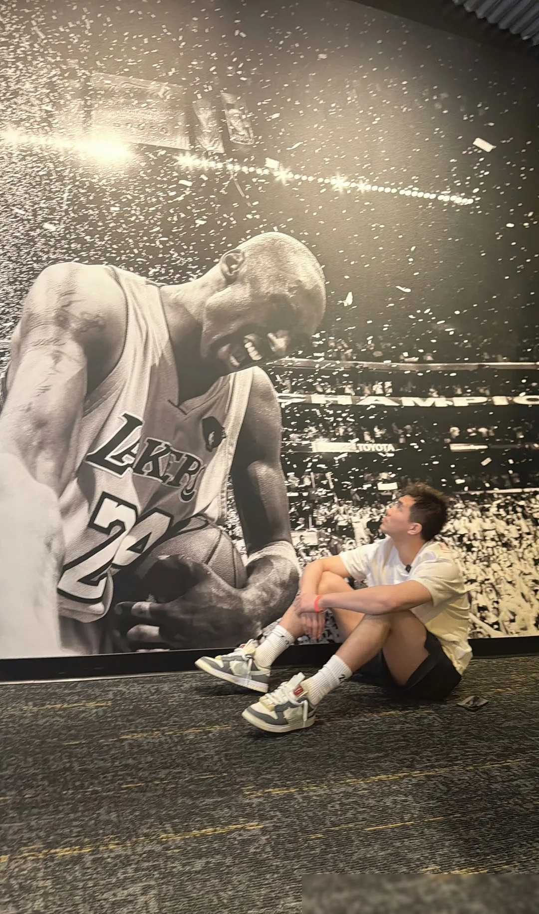 郭艾伦这一饱含深意的举措在社交媒体上引起了轰动般的反响与热烈的讨论！亿...