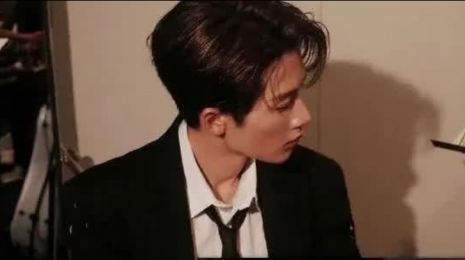 为什么檀健次也有黑粉檀健次凭借剧集爆火之后，热度与争议随之而来。一方面有竞品粉丝的立场对立，也存在部分观众对演技、人设的不同看法。另一方面官方也曾曝光，他遭遇过有组织的舆情黑产攻击。人气越高越容易被聚焦，艺人很难做到人人都喜欢，面对非议，最终还是要用作品证明自己。你是被他哪个角色圈粉的？
