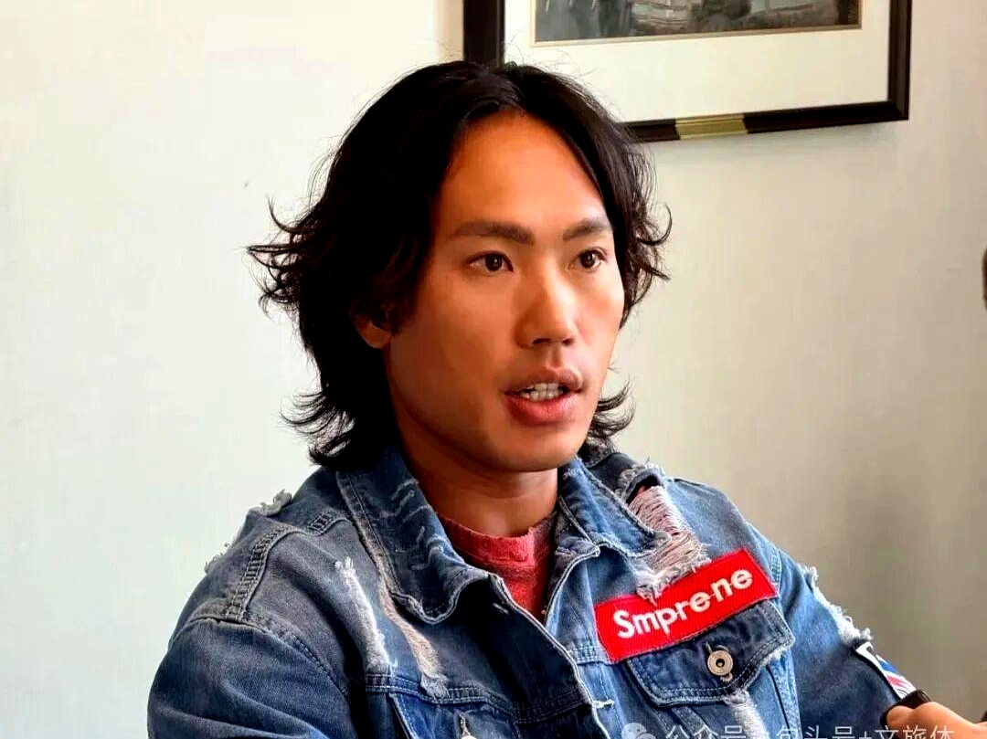 包头演唱会李克勤飞机延误，主办方一个夺命电话，把正在路边摊吃烤串的侯浪直接拽上了台
 

共享单车蹬到冒烟，没彩排、没提词器，甚至连出场费都没顾上谈，转眼就站在三万多观众眼皮底下。换一般人上台腿都得打颤，他硬生生顶了整整两个小时，粤语老歌张嘴就来，连唱近二十首，把险些砸锅的场子控得结结实实
 

机