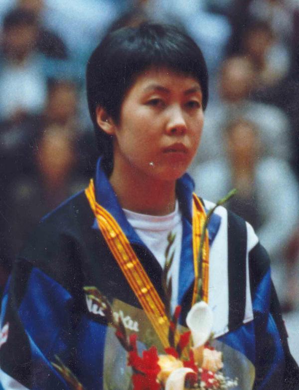 国乒女猛将 王晨
 
王晨，北京籍前国乒女选手，右手横板两面反胶弧圈打法，1997年第44届曼彻斯特世乒赛女团冠军成员。她身材高大，正反手力量充沛，相持能力突出，进攻凶狠，是九十年代国家队中实力强劲的一员。
 
1996亚锦赛，她斩获女团冠军，同时拿下女单、女双两项亚军；日本公开赛女单夺冠，多次在国