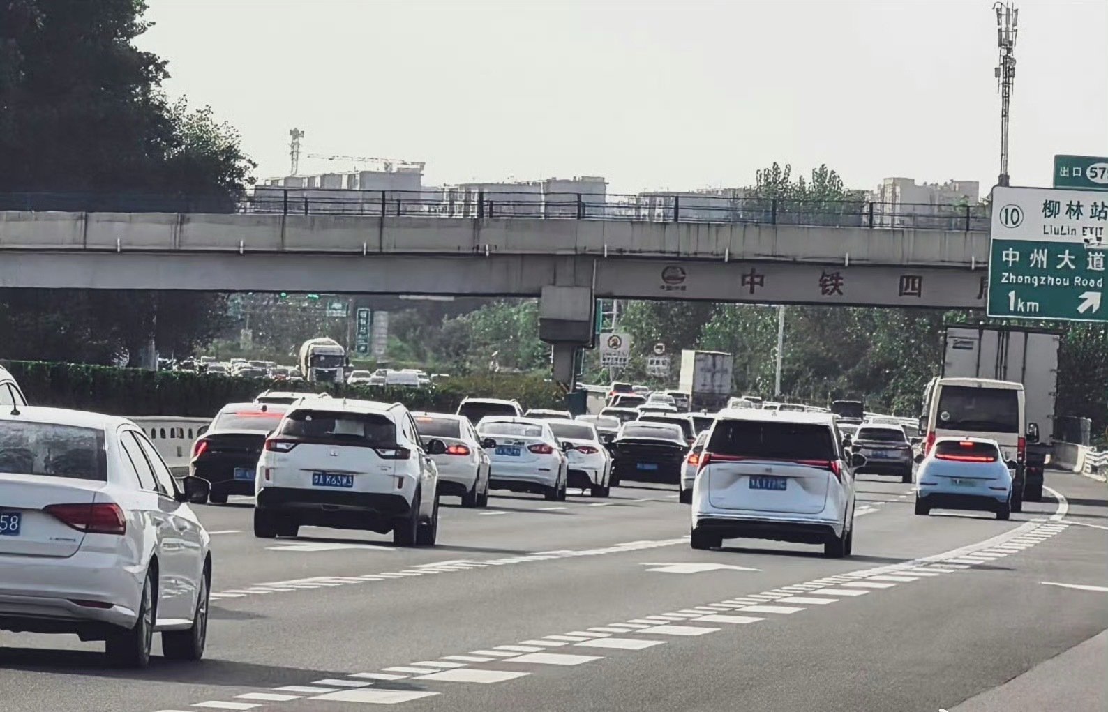 #河南交警发布8条返程易堵路段#公布8处国庆返程易堵高速路段，提前预警车流高峰。提示民众错峰绕行，主动发布路况信息，有效帮助司机规避拥堵，守护返程平安。 ​
