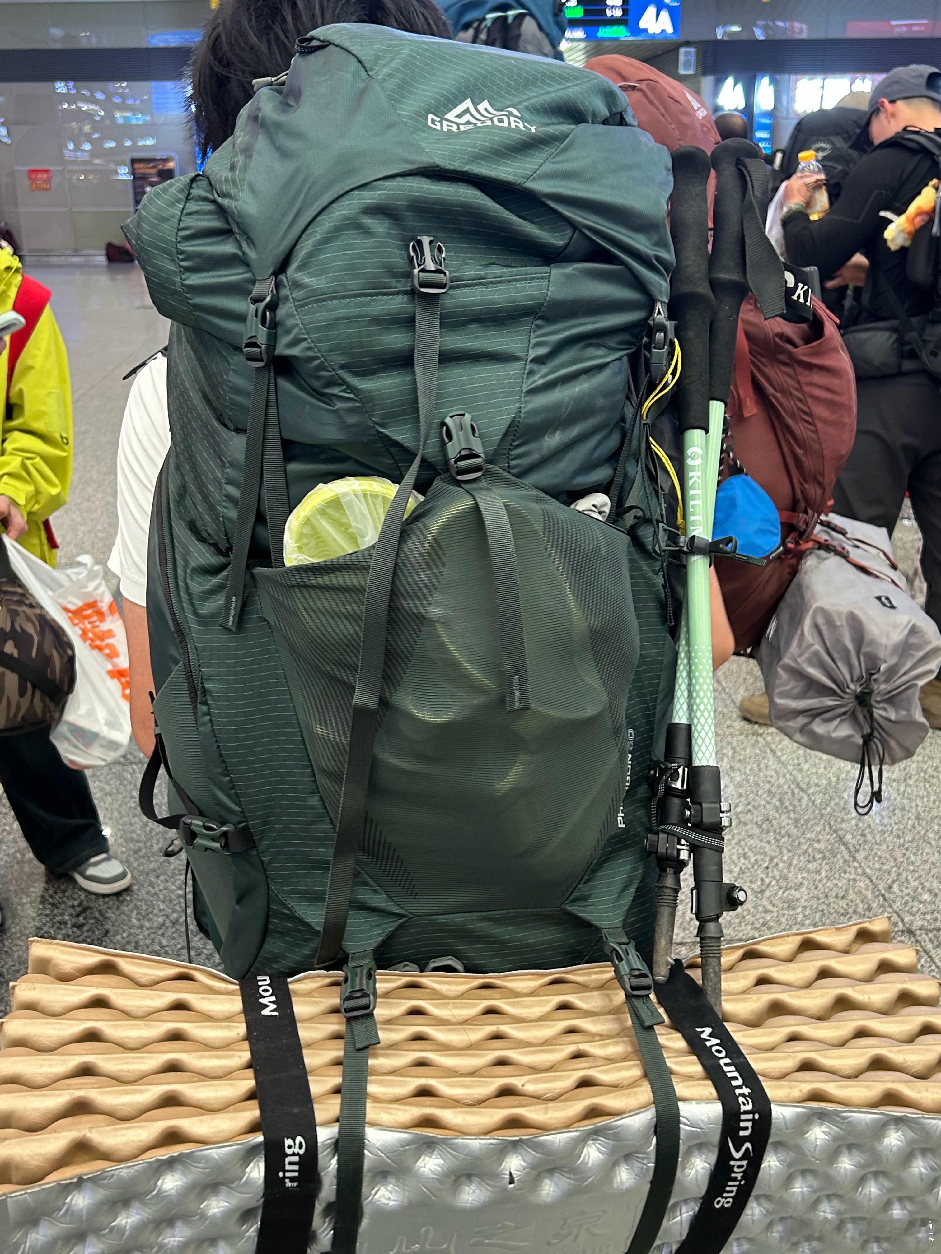 从乌鲁木齐开往阿勒泰的K9735次列车，充满了徒步爱好者。上车后，相邻的几个都是重装徒步的，装备都在四、五十斤至少。他们有报团的，也有自己相约组队的。他们普遍年轻，应该都00后，他们把其中一个00年的叫大哥。听他们聊天，徒步要面对极端天气，最可怕的是遇到熊、之类的野生动物。虽然徒步这几年 ​