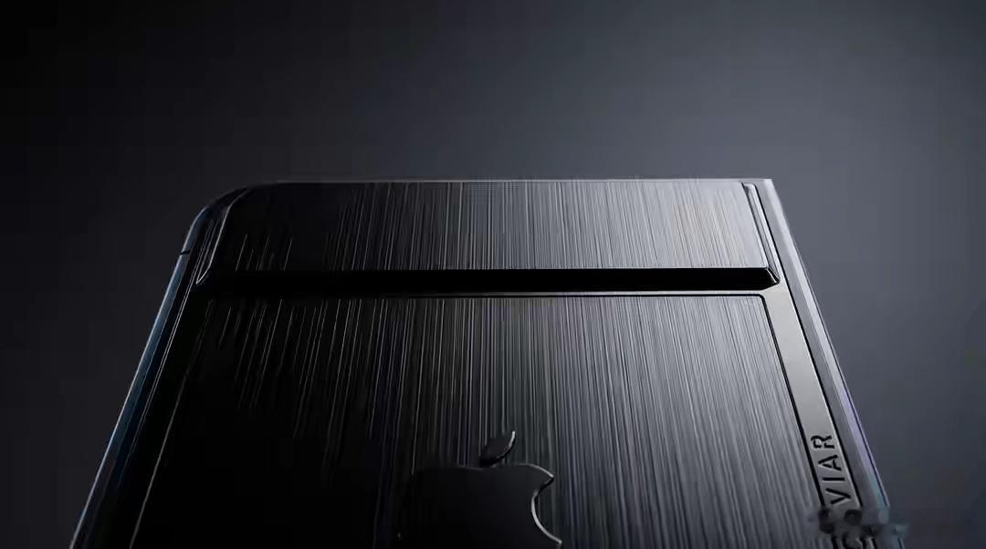 主打极致隐私的定制iPhone来了。Caviar全新Black Edition系列，两款高端型号直接移除后置摄像头，还能禁用前置，杜绝镜头泄露的顾虑。Ultimate版本基于iPhone Duo折叠机型打造，黑钛拉丝机身，全球限量19台，售价约93983元。Supersonic版本改造iPhone18 Pro系列，起售价也要7万多。对于注重隐私保护的 ​