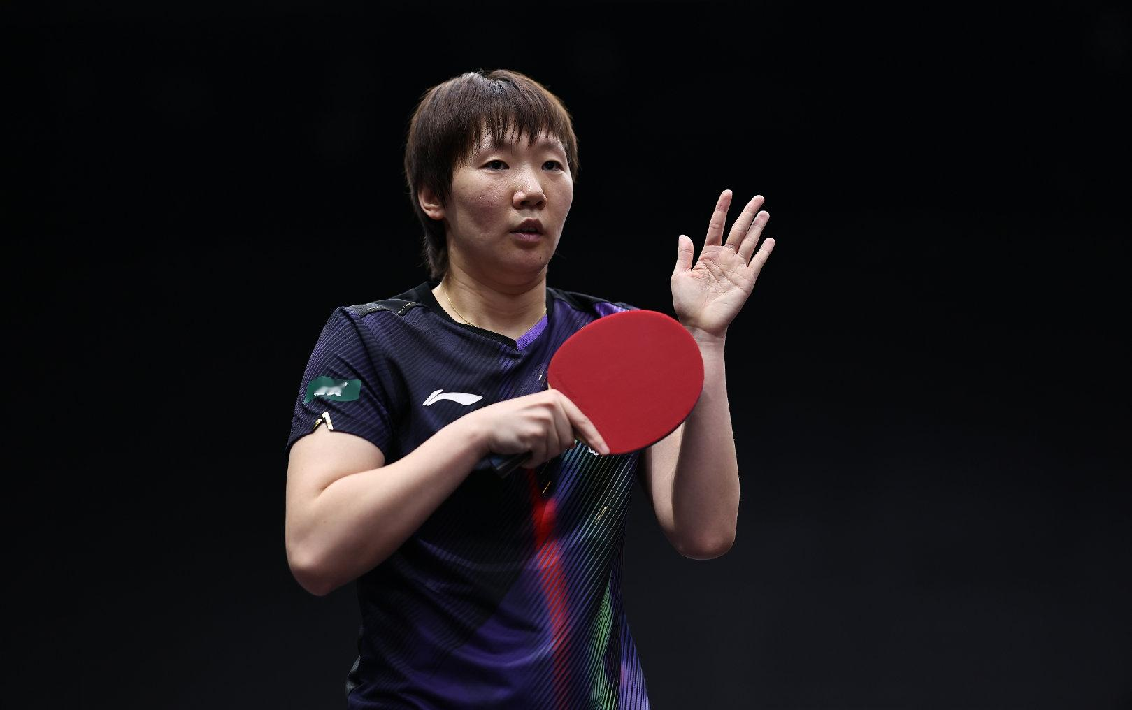 国乒大满贯丢三冠！史上首次没包揽冠军，女单成唯一冲冠机会。 
 
北京首钢园的男单半决赛打完，周启豪2比4停步，三个项目的决赛名单里都没有国乒队员。混双、男双、男单相继出局，这个场面在主场确实少见。 
 
先得把这个“首次”说明白。中国大满贯创办于2024年，今年打到第三届。前两届国乒拿满了全部冠军