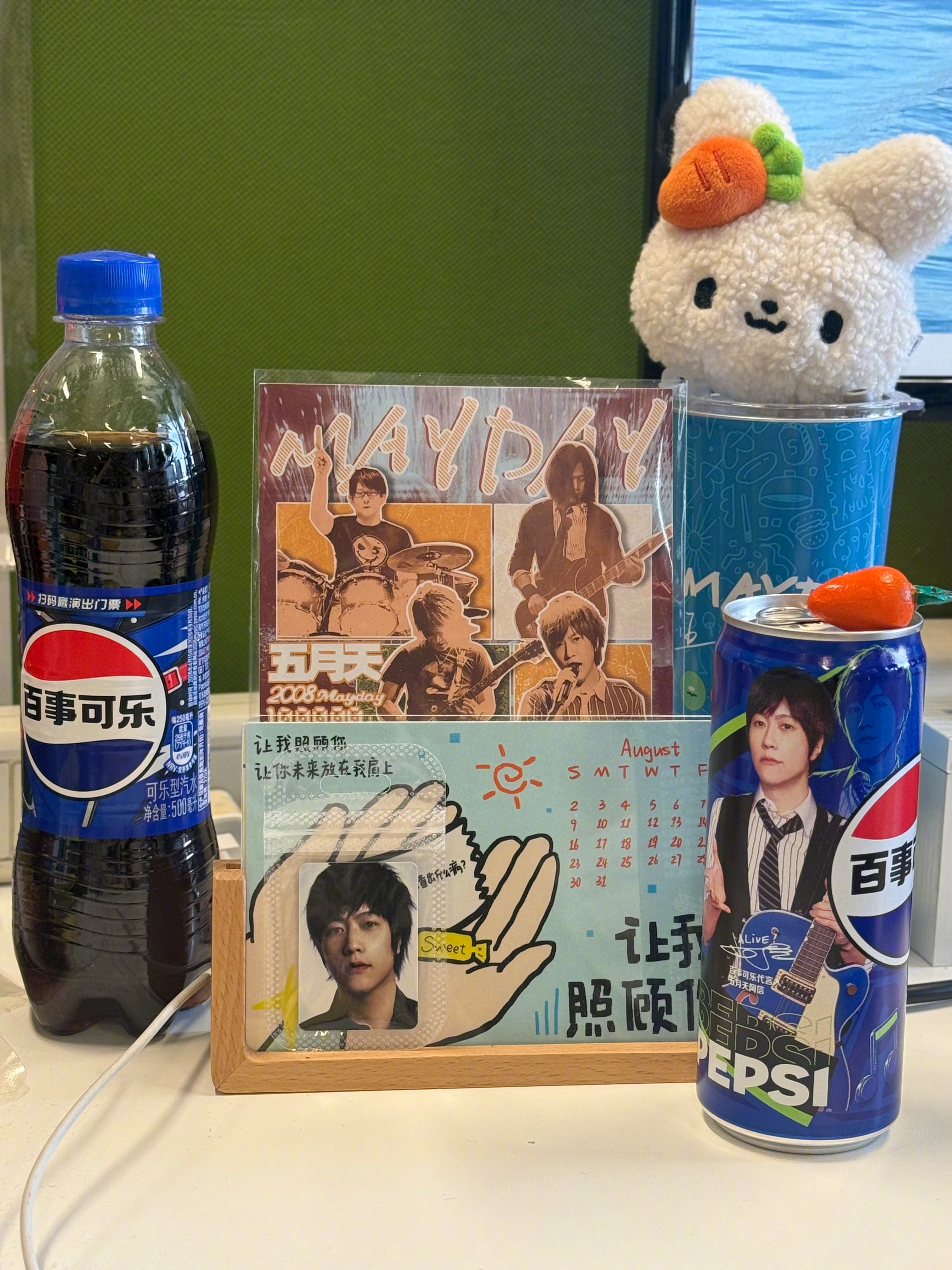 #收藏癖也会遗传吗# 去女同学家里玩，在书房看到一个陈列柜，摆着很多百事可乐，我第一眼就看到了2006年的明星纪念版。
我说：你还收藏这个？
她说：受我爸的影响，他收藏了1988年张国荣版的百事。
我看着一排罐子自言自语：言承旭、蔡依林、Rain、古天乐、周杰伦、陈冠希，还有我。
女同学：那是谢霆 ​