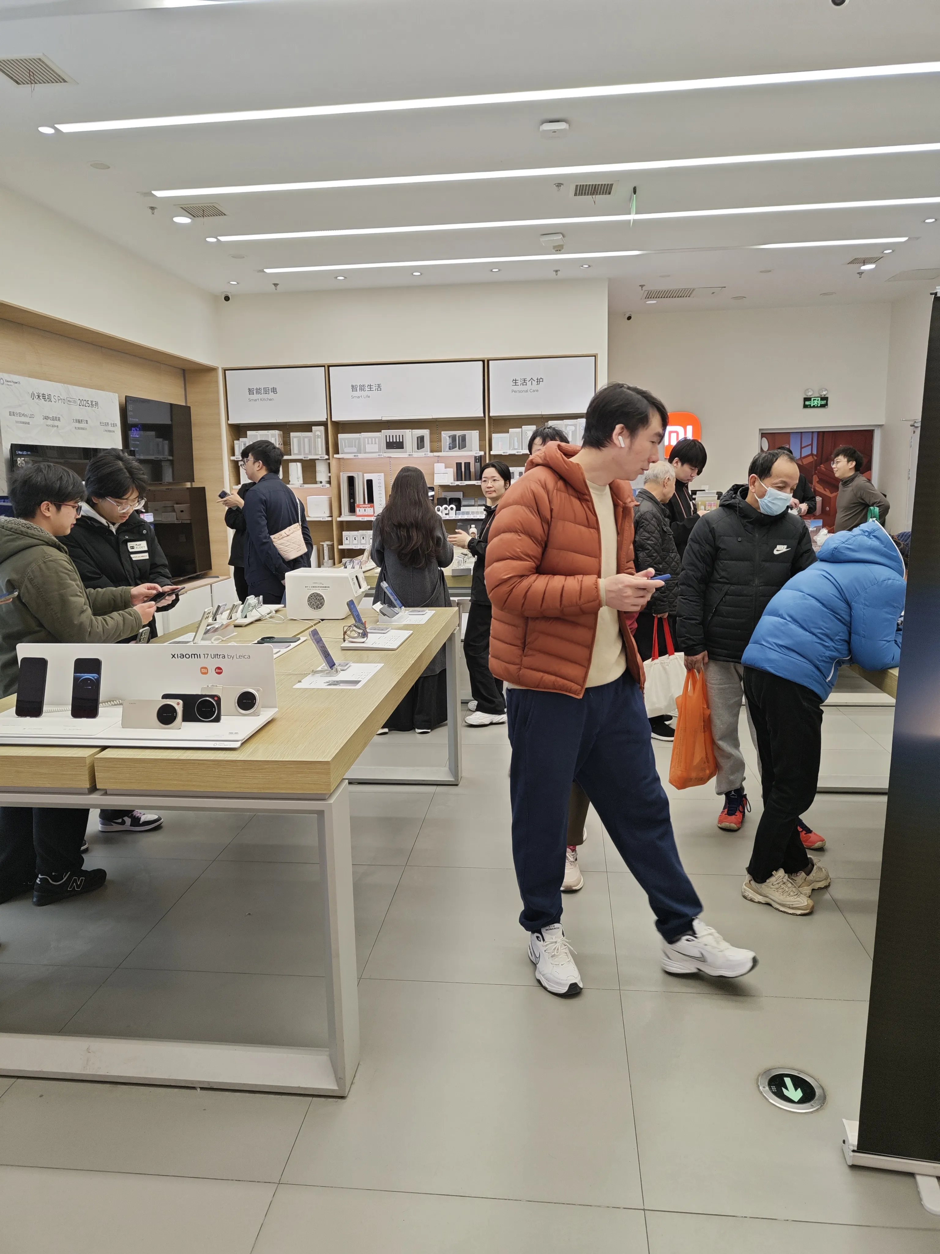 小米17系列非常成功，今天正好是小米17ultra上市，店铺里人头攒动！