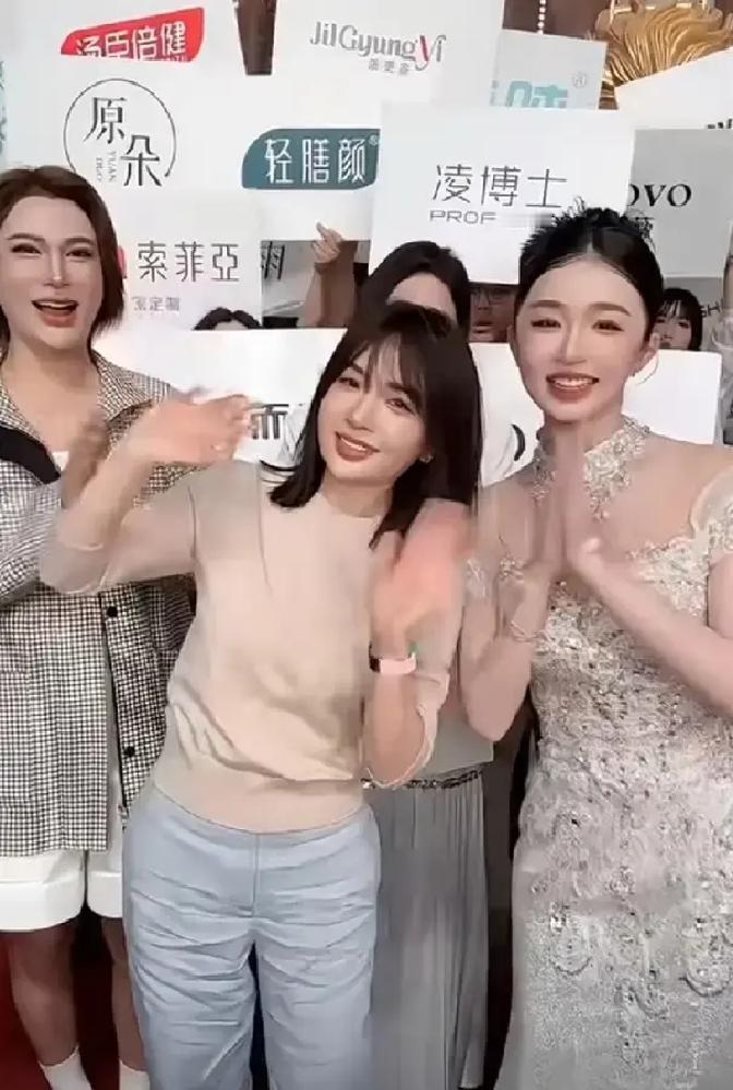 大美瑶昨天在徐杰授业之战现场笑得比灯还亮。  她以前天天跟蛋蛋贴脸拍照...