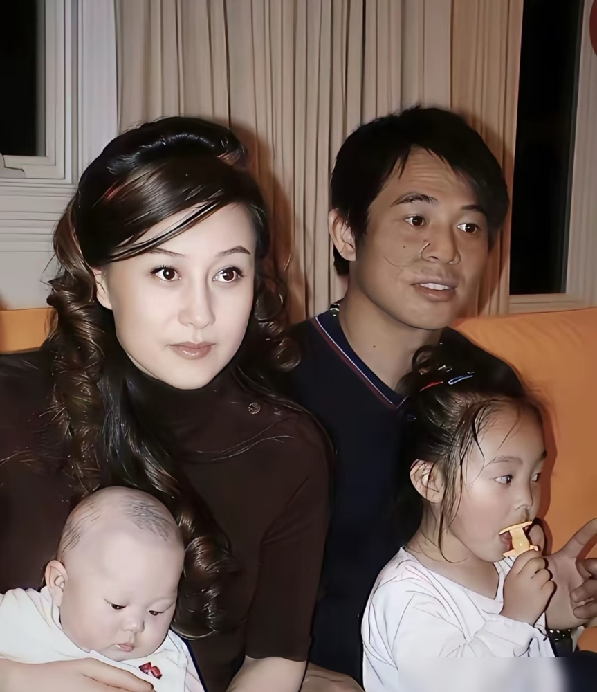 利智当年欠了7000万，李连杰直接把自己卖了。
她退圈做生意，投房地产，全赔光，欠债数千万港币，债主堵门。李连杰四处借钱，一分没借到。
最后他找到向华强，签了份卖身契：两年拍六部电影，片酬1200万，全部预支。钱到手直接转给利智还债。
六部戏连轴拍，打戏全是硬扛，身体差点废掉。利智后来回忆，就