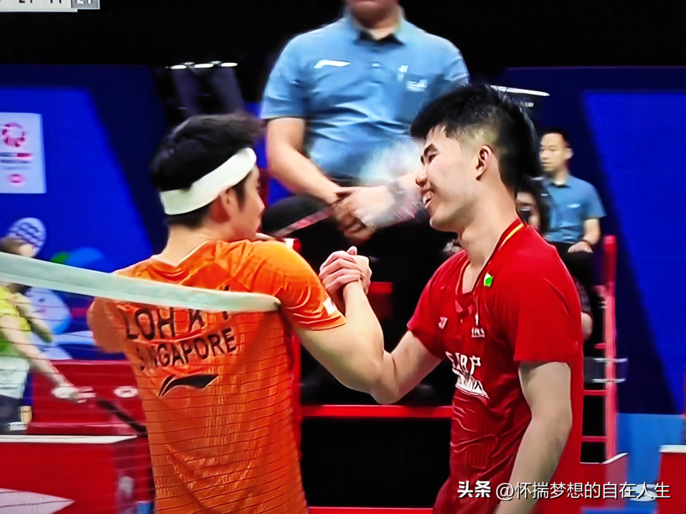 国羽男单连折两主力，居然把世界冠军干翻了！
世锦赛国羽男单全员没进八强，创1995年以来最差战绩。这次大师赛，石宇奇李诗沣首轮接连出局，本届赛事就剩翁泓阳一个独苗。
决胜局打到胶着，主教练孙俊直接叫暂停，布置了网前球全挑高的战术调整。一下打乱骆建佑进攻节奏，翁泓阳最终2-1险胜，闯进八强。
之