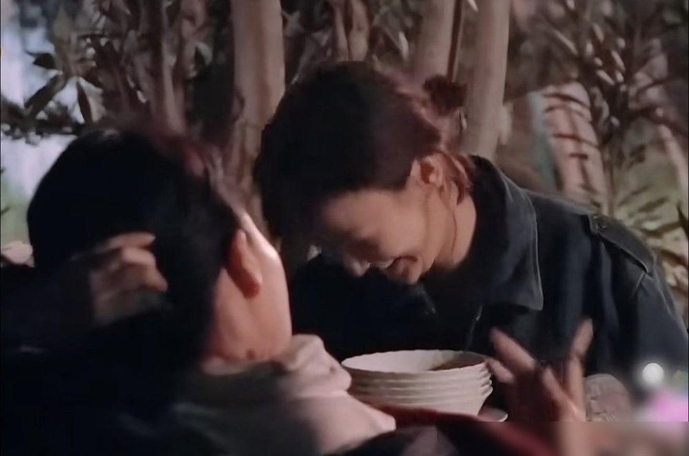 你敢信？成年人的社交杀招根本不是翻脸！
11年前《花儿与少年》第二季，土耳其这场饭局藏着最扎心的成年人社交。
许晴把毛阿敏当唯一交心的人，毛阿敏为了顾全集体，故意挨着宁静陈意涵热聊，全程无视邻座的许晴。许晴两次小声要房间钥匙都没得到回应，最后只能托井柏然传话，事后崩溃哭诉。
最近毛阿敏受访称没