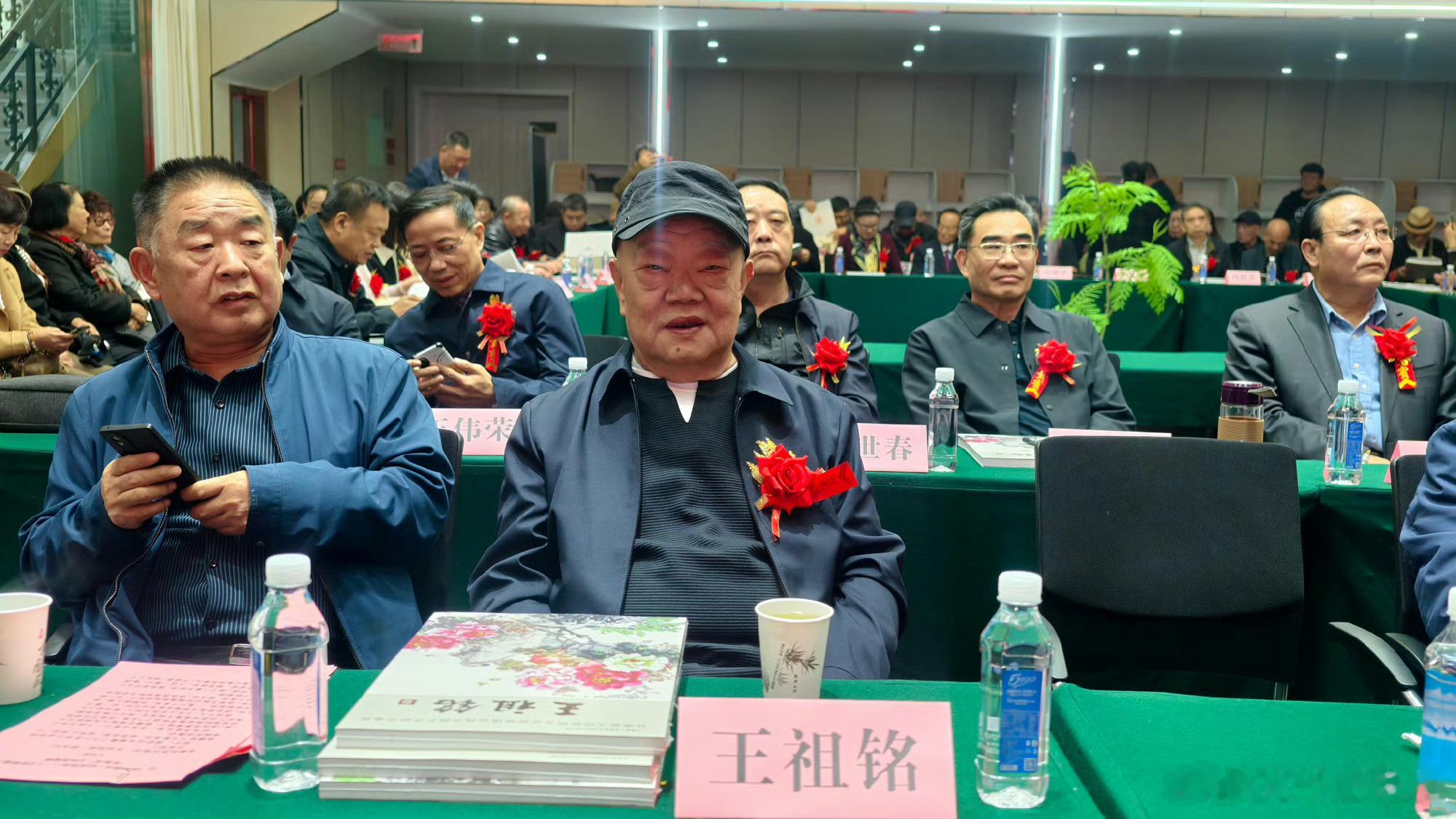 兰州举办王祖铭牡丹艺术研讨会【兰州近日六十载艺路凝于画卷】10月17日在甘肃省艺术馆举行的《王祖铭卷》出版首发活动，让画家六十余载的艺术求索之路得以完整呈现：书中既有成熟时期的花鸟、山水、人物精品，也有早年尘封的旧作与速写手稿，从青涩探索到风格成型，每一幅作品都承载着对艺术的执着与对生活的热爱；这场集研讨、首发、捐赠于一体的活动，不仅是对王祖铭艺术成就的系统总结，也让公众有机会近距离感受西部美术的温度与厚度，为兰州乃至甘肃的文化生活增添了一抹浓郁的艺术底色。（）同城热点创作计划兰州新增摄影交流体验空间
