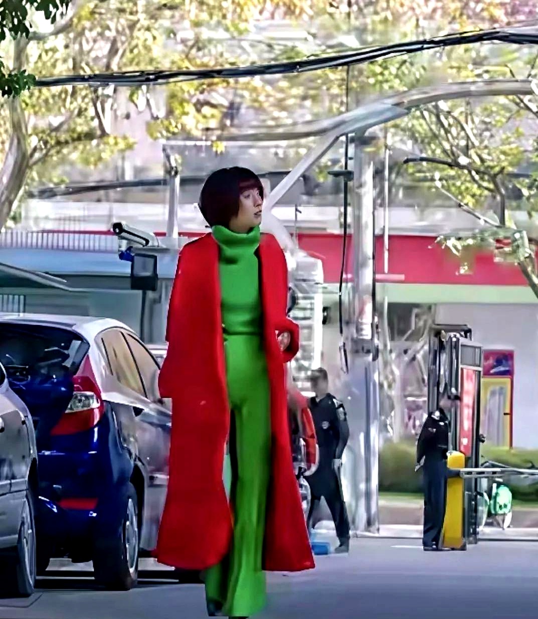 当年马伊琍拍前半生，导演塞给她一笔预算去买戏服，谁成想她专门挑那些扎眼的红绿撞色
 

四十多套衣服全在上海小店里淘换，花钱不到二十万，省下的余钱转手就给剧组的群演加了餐补
 

雷佳音后来在节目里直言，那些红绿灯造型全是她自己一手捣鼓出来的
 

沈严导演要的就是这股俗气，把全职太太内心的虚空全靠