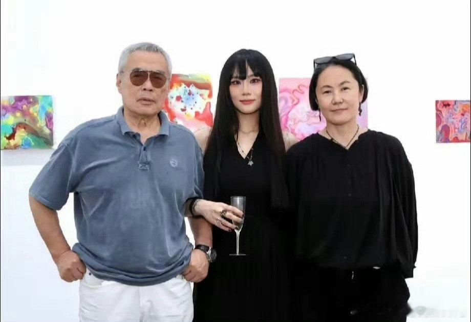 星二代本质还在啃老，在老子的光环下博得关注，窦唯的二女儿窦佳嫄最近频频露脸。有趣的现象是：当初被挖墙脚和迫离婚的王菲，教育出尊敬窦唯的懂事女儿，而小三上位抢走窦唯的高原与女儿却充满对窦唯的不满。 ​