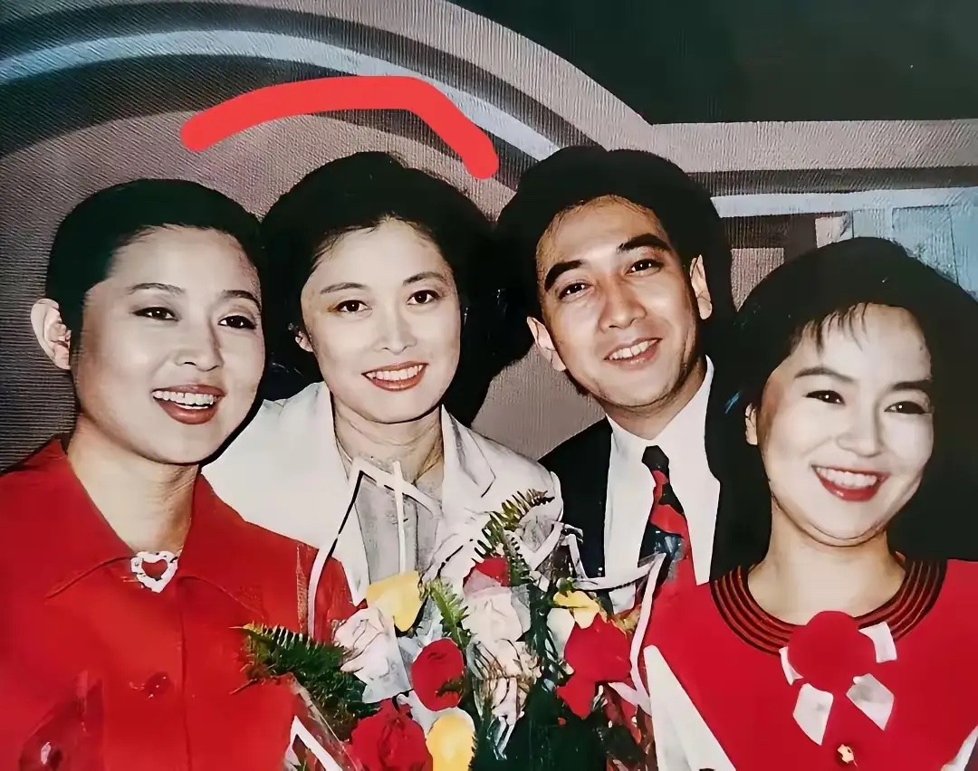 早年倪萍、敬一丹、水均益、鞠萍姐姐四位优秀主持人的同框合影，如今敬一丹已经离我们而去，其余三位主持人也已经退休，淡出主持界，一代人的老去。