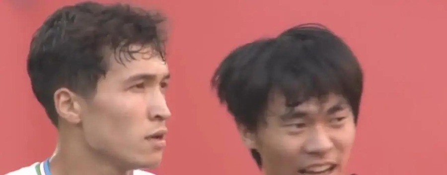 国足点球6-5掀翻乌兹别克斯坦！李昊两扑点球封神，王钰栋世界波破门，28年奖牌荒终结，安东尼奥大概率留任率队冲击洛杉矶奥运
点球大战第三轮，李昊再度扑出乌兹别克斯坦的射门，向余望罚进后往回走时言语刺激对手，双方瞬间爆发大规模冲突。裁判黄牌警告，乌兹别克门将瘫坐草地。这支中国U23在名古屋用最残酷的方
